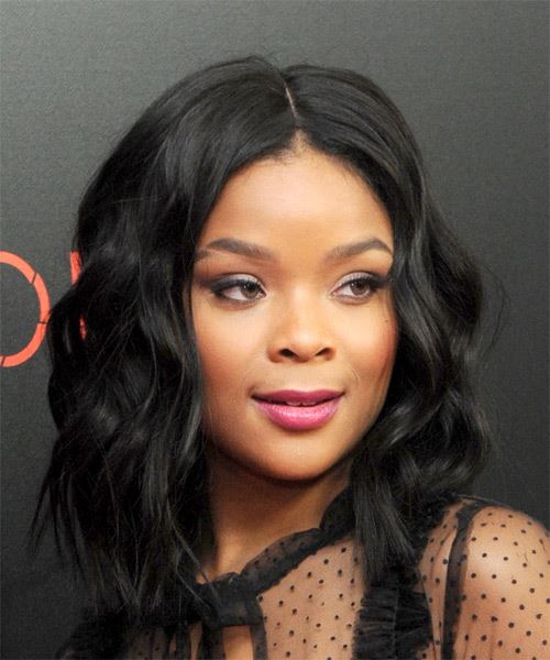 Ajiona Alexus Medium Wavy  Bob  Haircut  - side on view