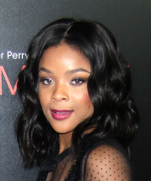 Ajiona Alexus Medium Wavy  Bob  Haircut  - side view