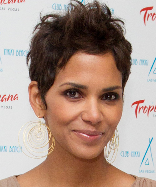 Halle Berry Short Straight   Light Chocolate Brunette   Hairstyle - side on view