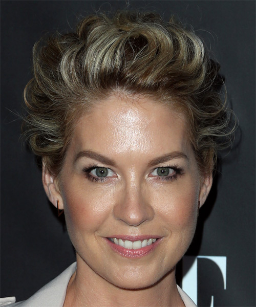 Jenna Elfman   Layered  Dark Blonde Pixie  Haircut   with  Blonde Highlights