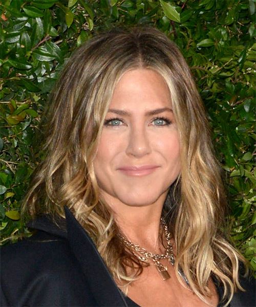 Jennifer Aniston Hairstyle With Beach Waves - side on view