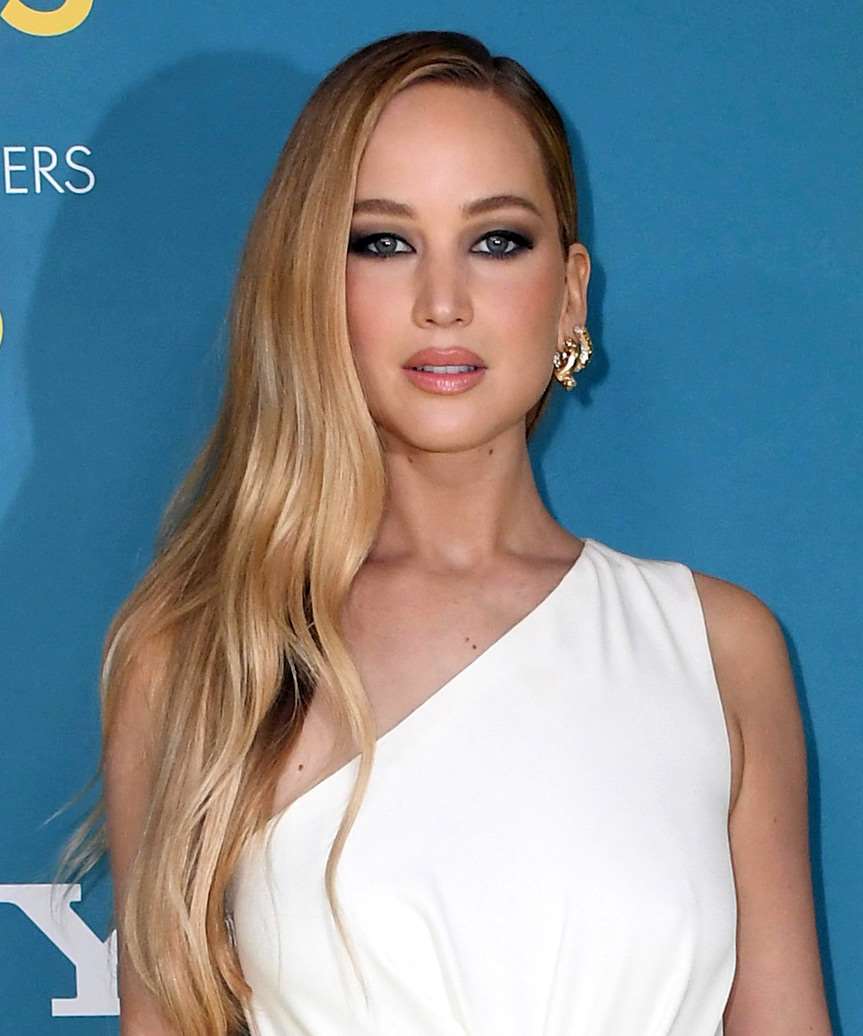 Jennifer Lawrence Long Side-Swept Blonde Hairstyle