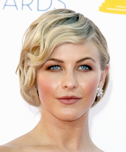 Julianne Hough Short Wavy   Light Blonde   Hairstyle with Side Swept Bangs