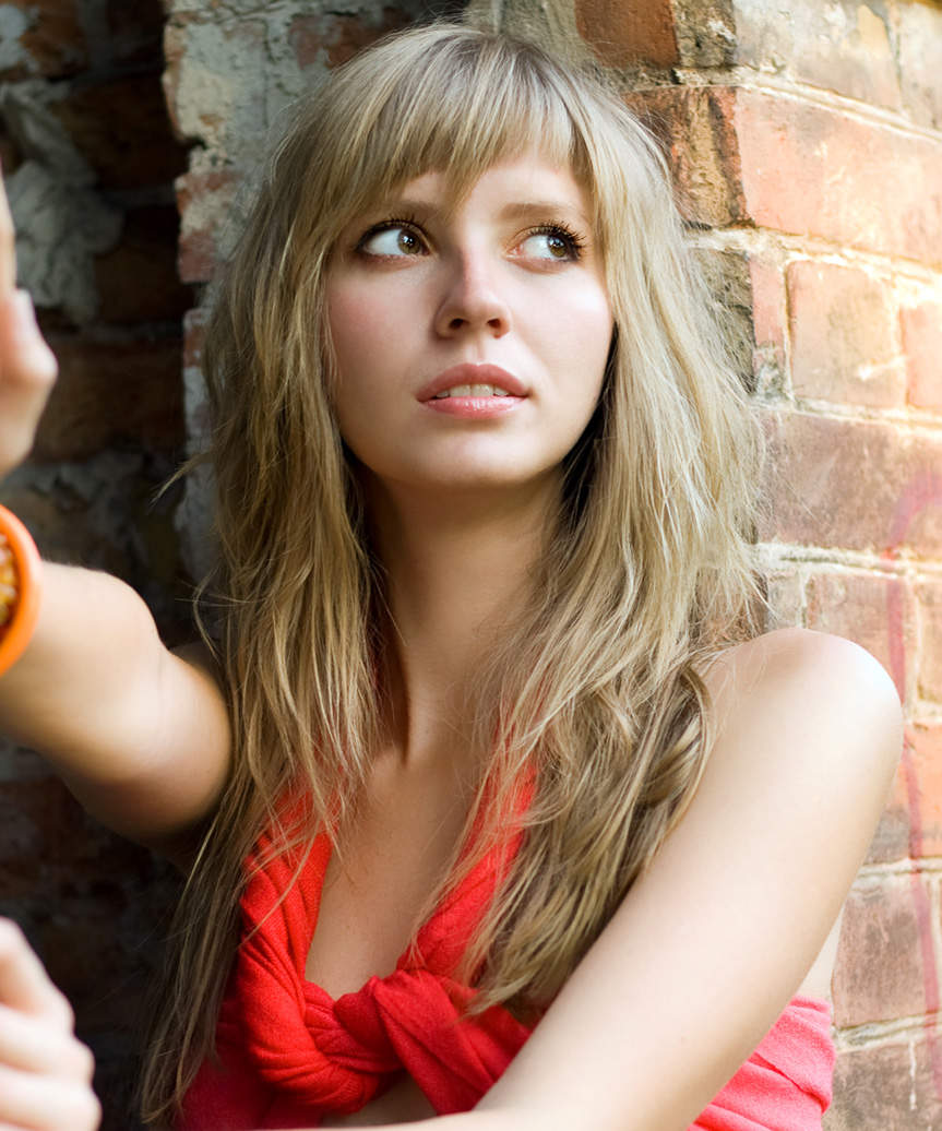 Long Face-Framing Shag Hairstyle With Beach Waves