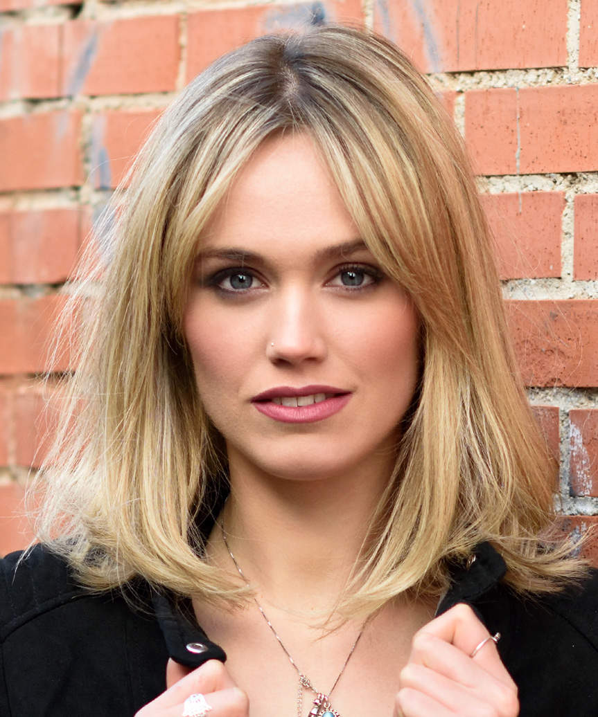 Stylish Shoulder-Length Hairstyle With Classic Bangs