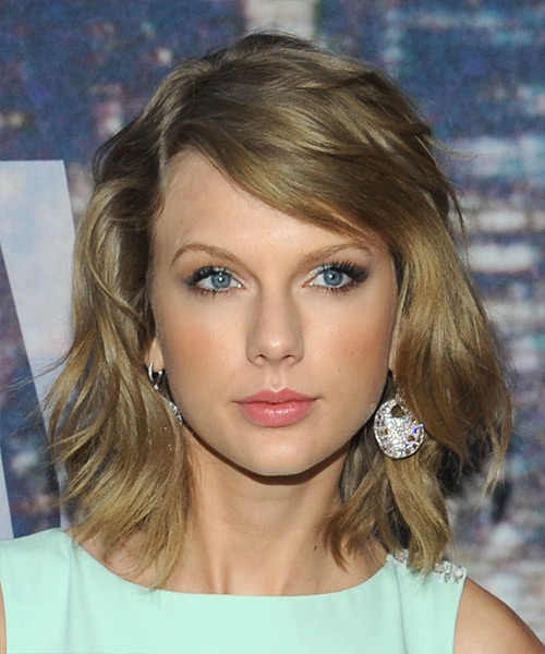 Taylor Swift Sassy Shoulder-Length Hairstyle