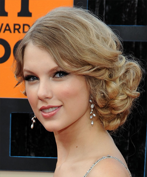 Taylor Swift Elegant Side-Pinned Upstyle With Side Part - side view