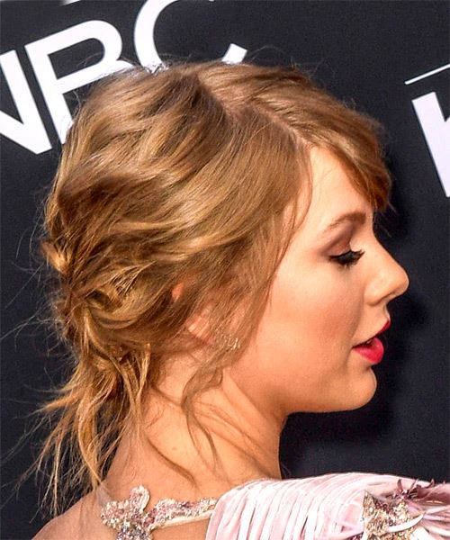 Taylor Swift Blonde Updo Hairstyle With Waves - side on view